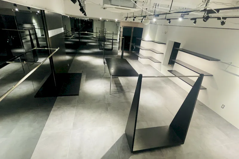 【千駄ヶ谷駅4分】各種ポップアップストアや展示販売会に適した壁面大型鏡張りの路面スペース
