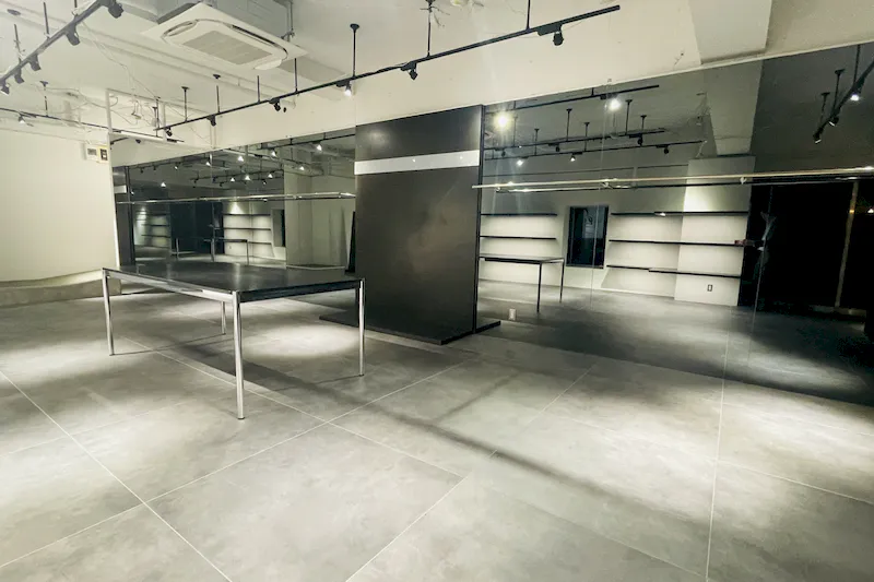 【千駄ヶ谷駅4分】各種ポップアップストアや展示販売会に適した壁面大型鏡張りの路面スペース