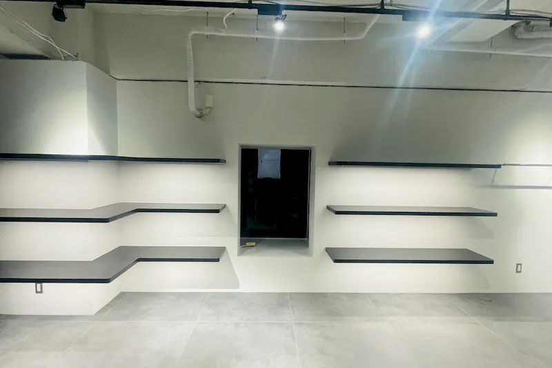 【千駄ヶ谷駅4分】各種ポップアップストアや展示販売会に適した壁面大型鏡張りの路面スペース
