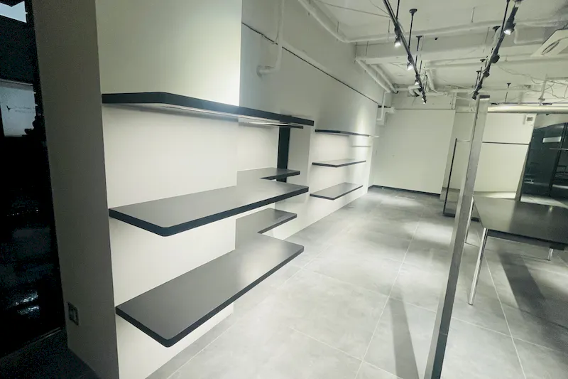 【千駄ヶ谷駅4分】各種ポップアップストアや展示販売会に適した壁面大型鏡張りの路面スペース