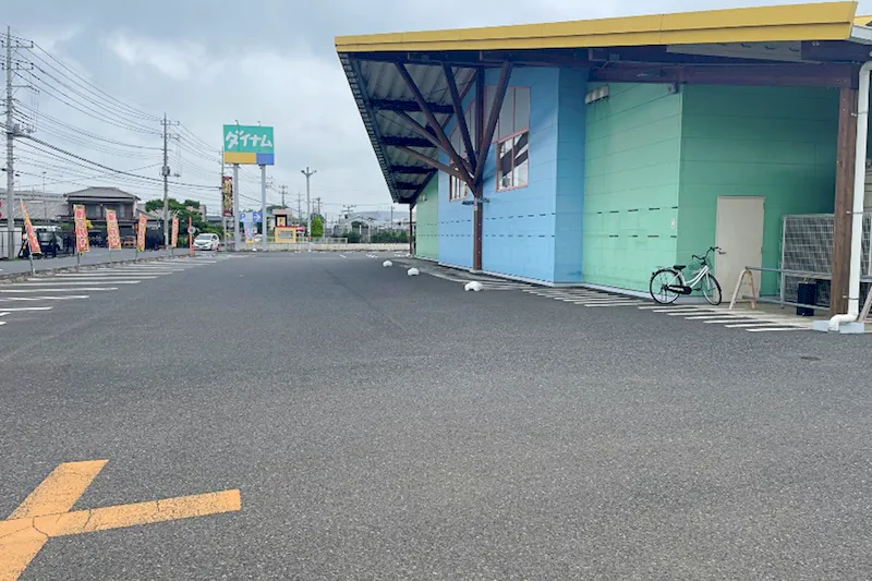 【ダイナム茨城古河東店ゆったり館｜割引キャンペーン実施中】キッチンカー出店やプロモーションイベントに最適なアミューズメント施設の駐車場スペース
