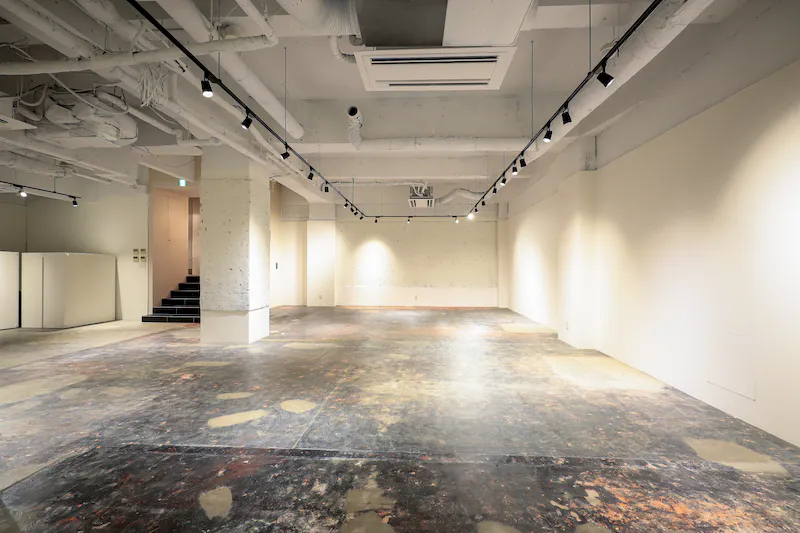 【心斎橋駅3分】人気の南船場4丁目｜展示会やポップアップストアに最適なスタイリッシュな内装と無料貸出什器・フィッティングルームも完備したイベントスペース（地下1階）