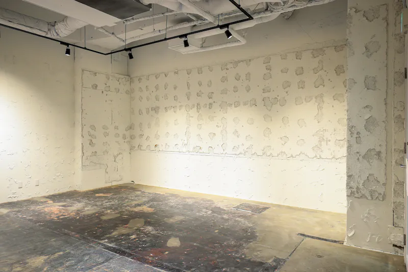 【心斎橋駅3分】人気の南船場4丁目｜展示会やポップアップストアに最適なスタイリッシュな内装と無料貸出什器・フィッティングルームも完備したイベントスペース（地下1階）