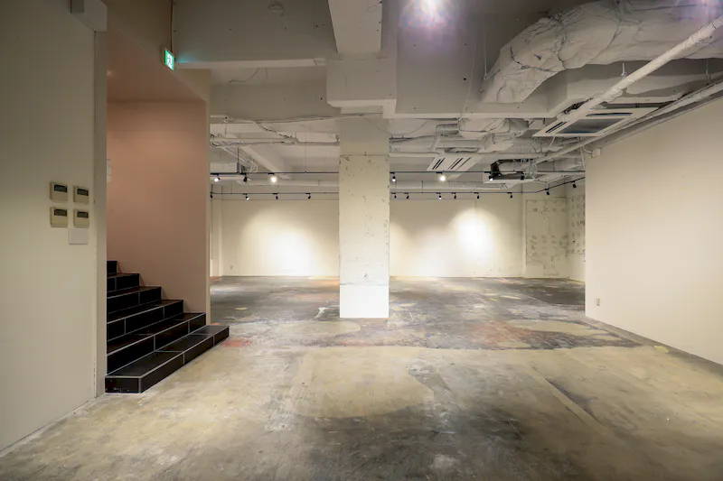 【心斎橋駅3分】人気の南船場4丁目｜展示会やポップアップストアに最適なスタイリッシュな内装と無料貸出什器・フィッティングルームも完備したイベントスペース（地下1階）