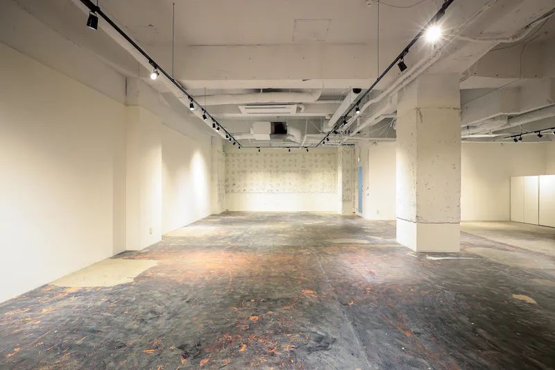 【心斎橋駅3分】人気の南船場4丁目｜展示会やポップアップストアに最適なスタイリッシュな内装と無料貸出什器・フィッティングルームも完備したイベントスペース（地下1階）