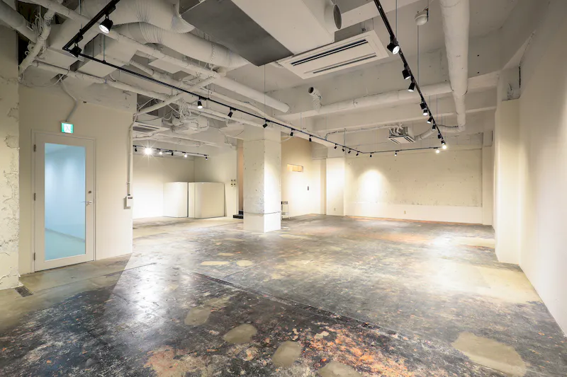 【心斎橋駅3分】人気の南船場4丁目｜展示会やポップアップストアに最適なスタイリッシュな内装と無料貸出什器・フィッティングルームも完備したイベントスペース（地下1階）