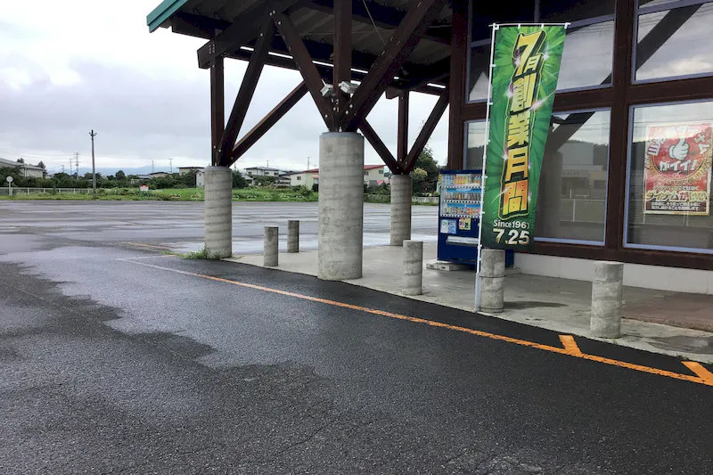 【ダイナム山形長井店｜割引キャンペーン実施中】キッチンカーに最適なアミューズメント施設のイベントスペース(正面出入口前）