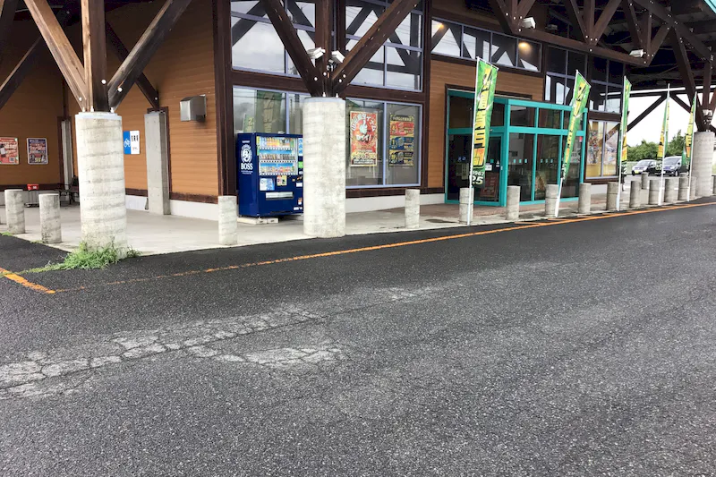 【ダイナム山形長井店｜割引キャンペーン実施中】キッチンカーに最適なアミューズメント施設のイベントスペース(正面出入口前）