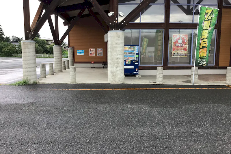 【ダイナム山形長井店｜割引キャンペーン実施中】キッチンカーに最適なアミューズメント施設のイベントスペース(正面出入口前）