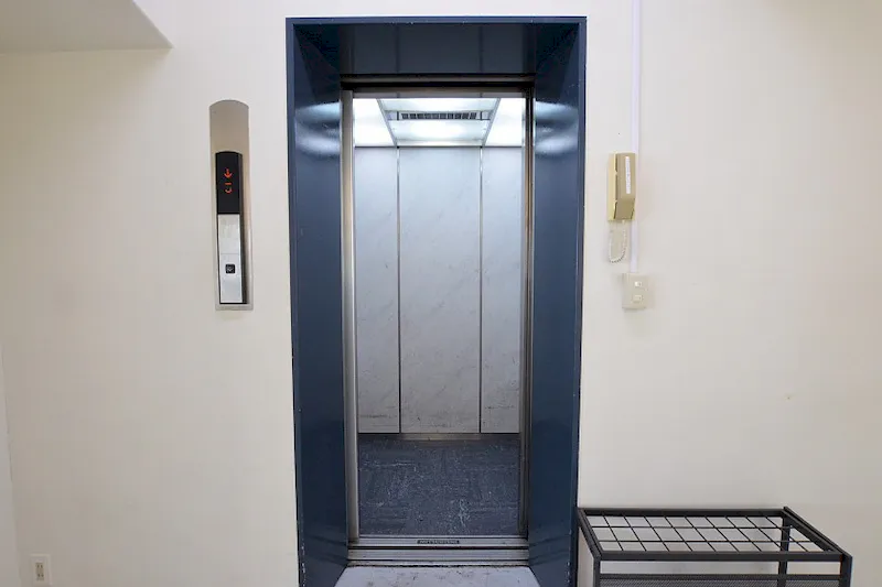 【心斎橋駅5分】ストックスペースやオフィススペース、キッチンなど利便性を兼ね備えたマルチスペース。 白を基調とした内装で十分な広さのスペースです。