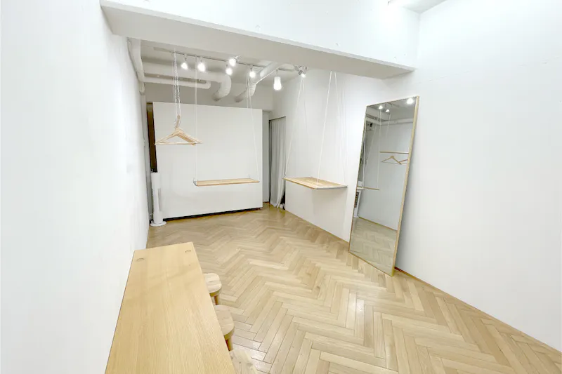 【明治神宮前〈原宿〉駅より2分】路面店（ハラカド近く）小規模なアパレルやジュエリーの展示会やポップアップに適したシンプルな空間設計