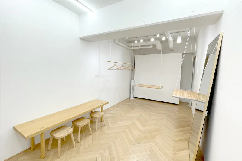 【明治神宮前〈原宿〉駅より2分】路面店（ハラカド近く）小規模なアパレルやジュエリーの展示会やポップアップに適したシンプルな空間設計
