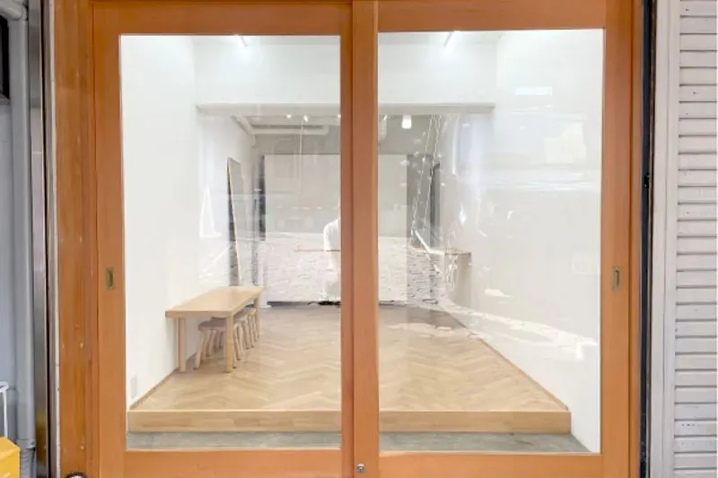 【明治神宮前〈原宿〉駅より2分】路面店（ハラカド近く）小規模なアパレルやジュエリーの展示会やポップアップに適したシンプルな空間設計