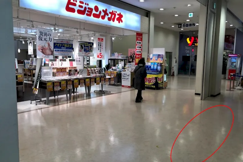 【フレスポ若葉台】販促イベントに利用可能な1Fビジョンメガネ前のスペース