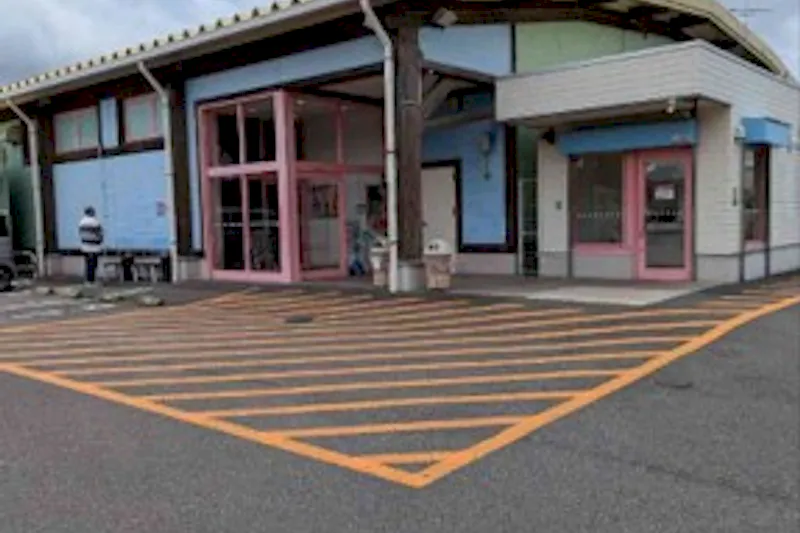 【ダイナム山口長門店ゆったり館｜割引キャンペーン実施中】キッチンカーやプロモーションに最適なアミューズメント施設のイベントスペース（店舗出入り口側）