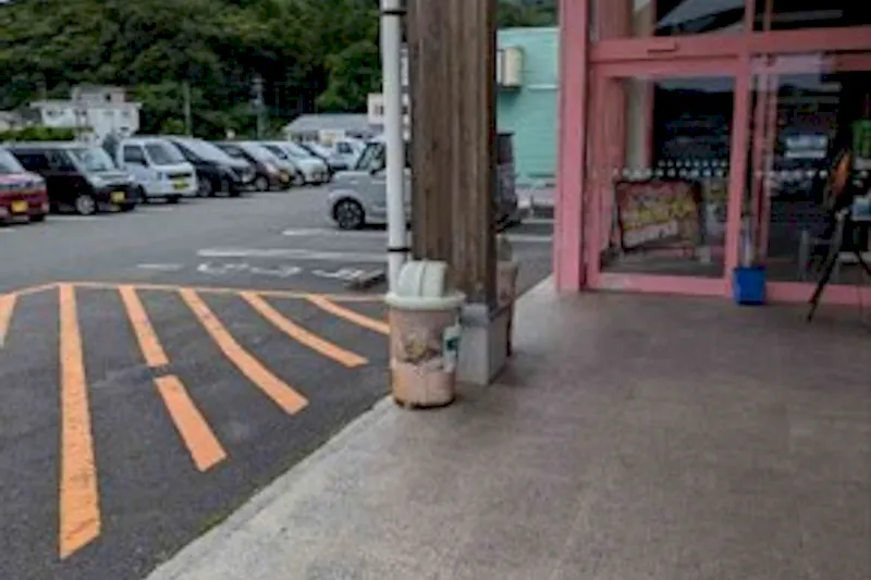 【ダイナム山口長門店ゆったり館｜割引キャンペーン実施中】キッチンカーやプロモーションに最適なアミューズメント施設のイベントスペース（店舗出入り口側）