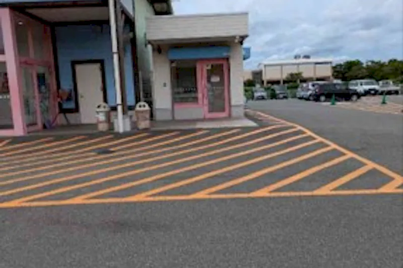 【ダイナム山口長門店ゆったり館｜割引キャンペーン実施中】キッチンカーやプロモーションに最適なアミューズメント施設のイベントスペース（店舗出入り口側）