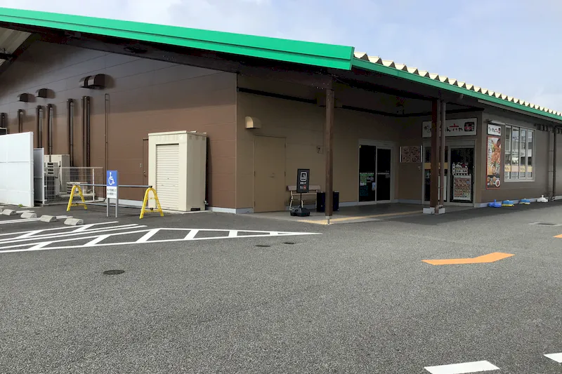 【ダイナム兵庫たつの店ゆったり館｜割引キャンペーン実施中】キッチンカーやプロモーションイベントでの出店に最適なアミューズメント施設のイベントスペース（東側出入口）の画像