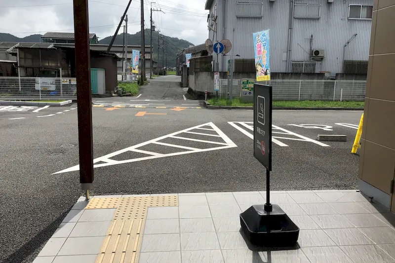 【ダイナム兵庫たつの店ゆったり館｜割引キャンペーン実施中】キッチンカーやプロモーションイベントでの出店に最適なアミューズメント施設のイベントスペース（東側出入口）