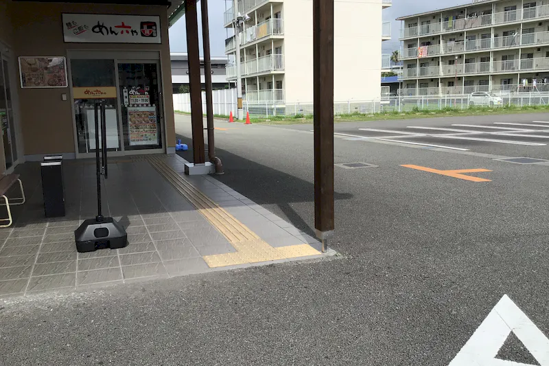 【ダイナム兵庫たつの店ゆったり館｜割引キャンペーン実施中】キッチンカーやプロモーションイベントでの出店に最適なアミューズメント施設のイベントスペース（東側出入口）