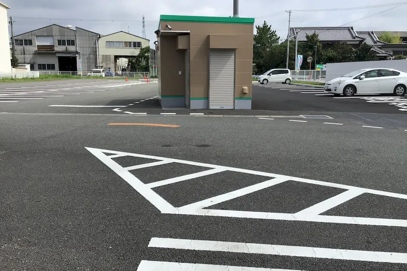 【ダイナム兵庫たつの店ゆったり館｜割引キャンペーン実施中】キッチンカーやプロモーションイベントでの出店に最適なアミューズメント施設のイベントスペース（東側出入口）