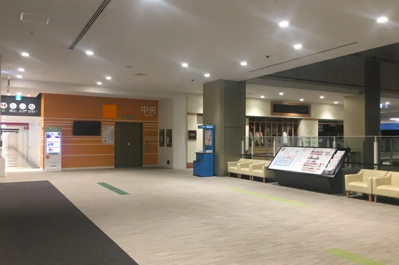 【ららぽーと立川立飛】2階 中央エスカレーター前