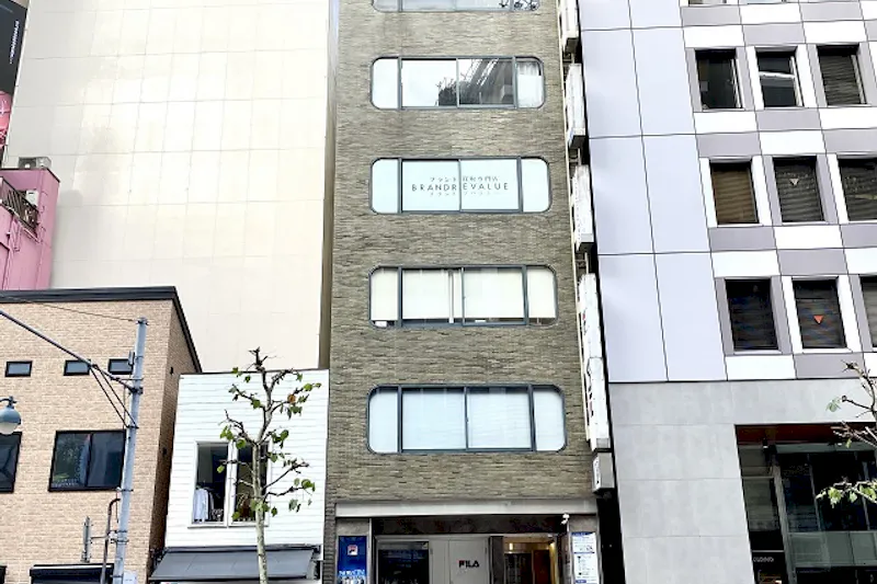 【渋谷駅3分】雑誌撮影や新商品の展示会に最適な白レンガ、木目、白背景3つの壁面でシーン撮影ができる渋谷神南エリアに位置する控室付きビル内スタジオ