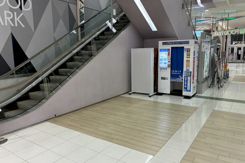 【イオン札幌元町ショッピングセンター】専門店側エスカレーター下