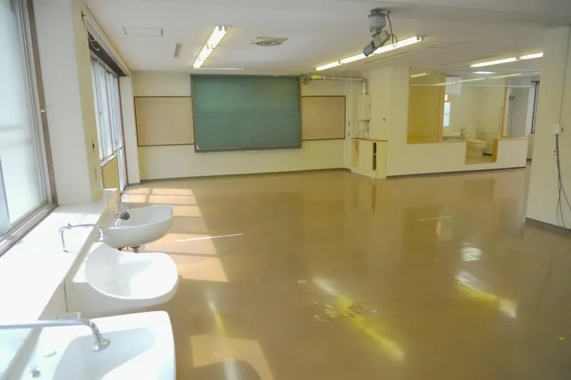 【飯田橋駅2分】撮影やイベントに最適な学校跡地のレンタルスペース（3Fフロア貸し）