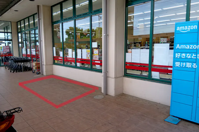 【フードマーケットマム堀川店】軒下出入口右側スペース 販促プロモーションや物販に最適なスーパー屋外催事イベントスペース