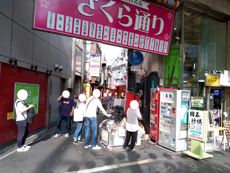 すぐ隣は喫煙スペースになっており人が集まりやすいです