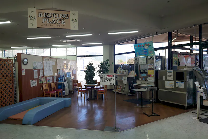 【ベルシャイン伊北店】プロモーション催事に最適な店内休憩スペース横のイベントスペース
