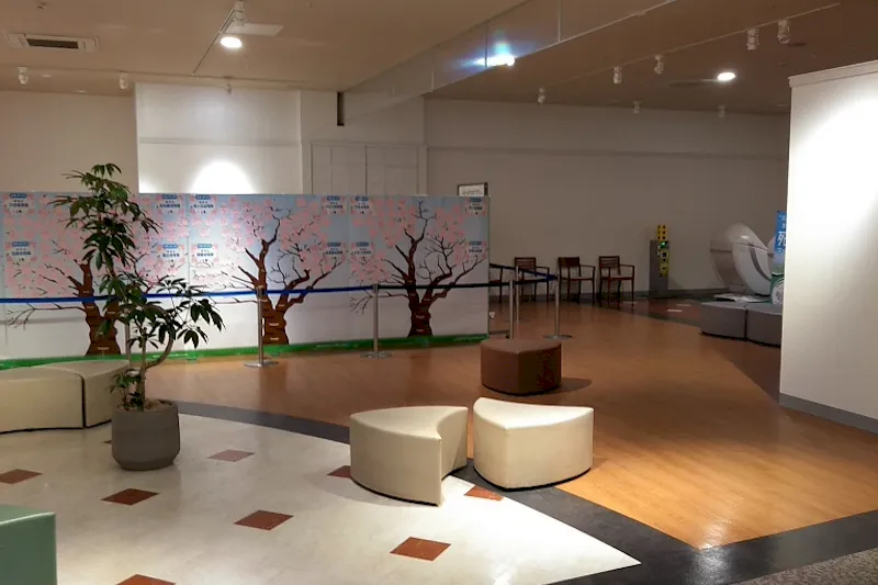 【イオンタウン津城山】アート作品の展示会や販売会、プロモーションイベントに最適な施設2階にある大型イベントスペース