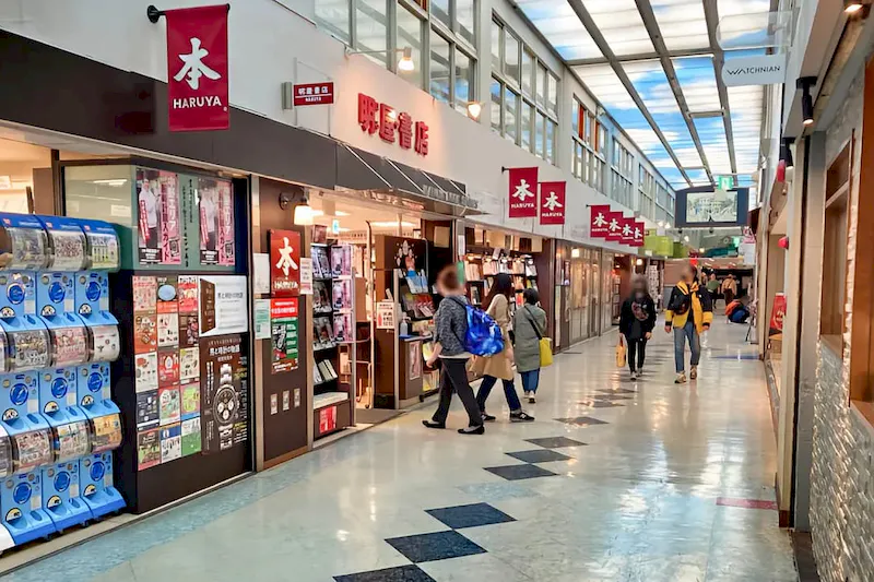 【明屋書店中野ブロードウェイ店】中野駅5分の好立地でプロモーションに最適！サブカルの聖地である中野ブロードウェイ内の書店入口前催事スペース