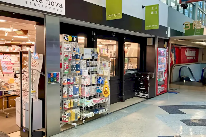 【明屋書店中野ブロードウェイ店】中野駅5分の好立地でプロモーションに最適！サブカルの聖地である中野ブロードウェイ内の書店入口前催事スペース
