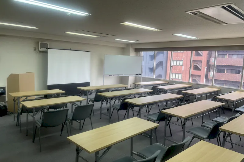 【四ツ橋・近商ビル｜四ツ橋駅30秒】最大38名まで利用できる貸し会議室（7階B区画）