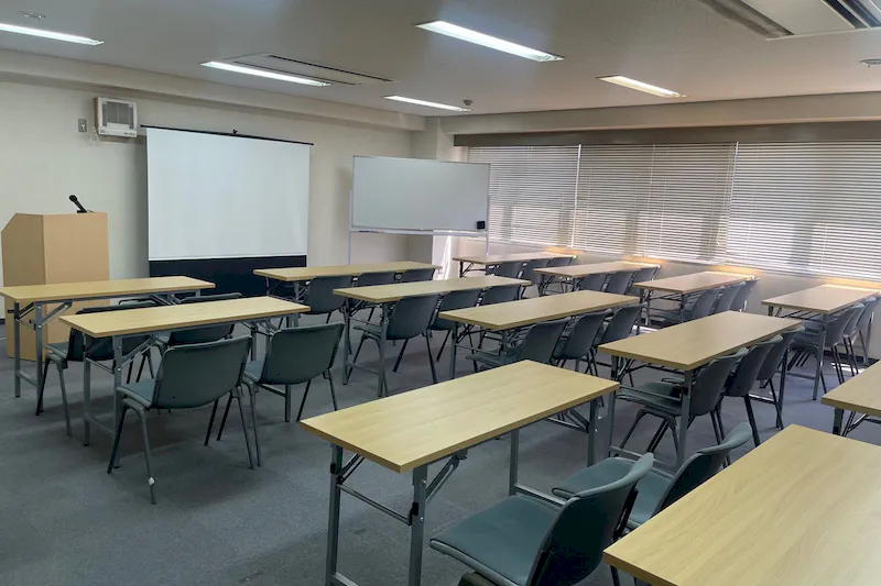 【四ツ橋・近商ビル｜四ツ橋駅30秒】最大38名まで利用できる貸し会議室（7階B区画）