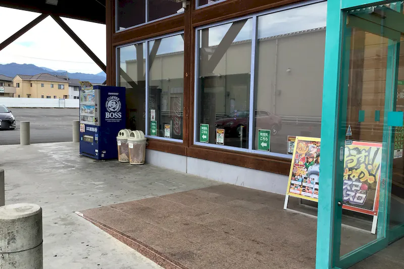 【ダイナム群馬吉井店｜割引キャンペーン実施中】プロモーションイベントに最適なアミューズメント施設のイベントスペース（店舗出入口前）