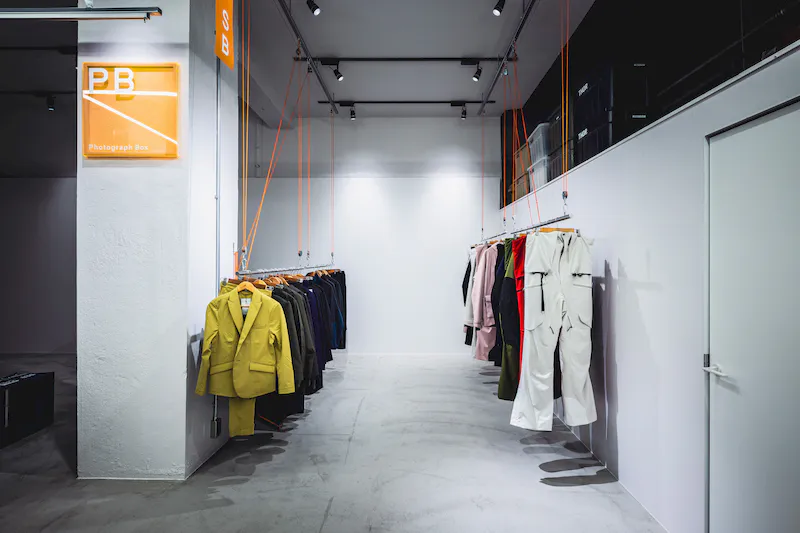 【バスセンター前駅9分】展示会•ポップアップストアや撮影用途に最適な白壁とコンクリート床のシンプルなイベントスペース
