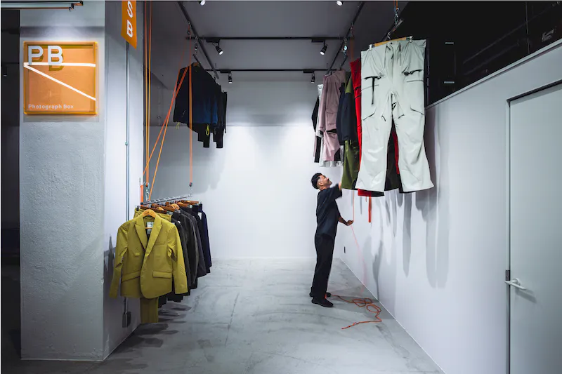 【バスセンター前駅9分】展示会•ポップアップストアや撮影用途に最適な白壁とコンクリート床のシンプルなイベントスペース