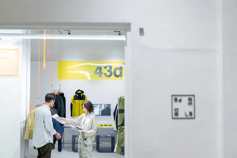 【バスセンター前駅9分】展示会•ポップアップストアや撮影用途に最適な白壁とコンクリート床のシンプルなイベントスペース
