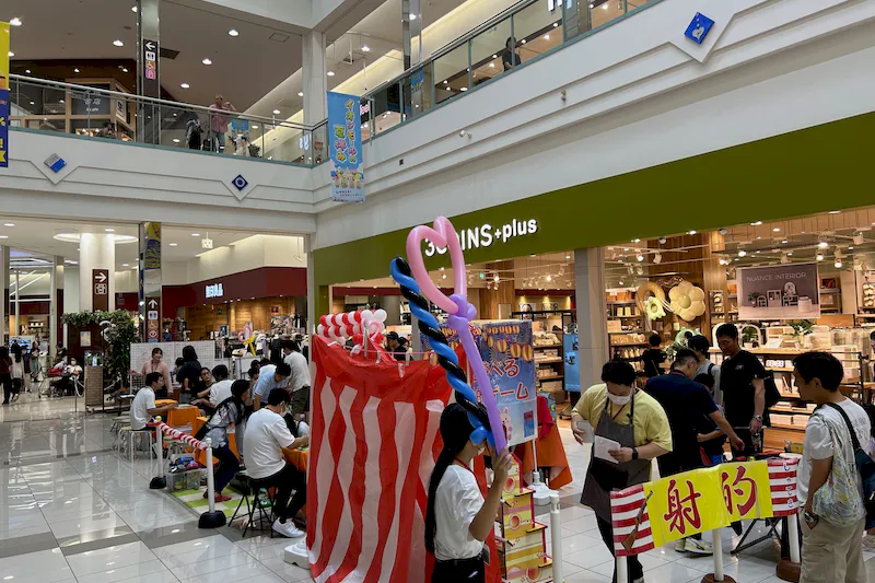 【イオンモール京都五条】1F　吹抜け（インフォメーション側）