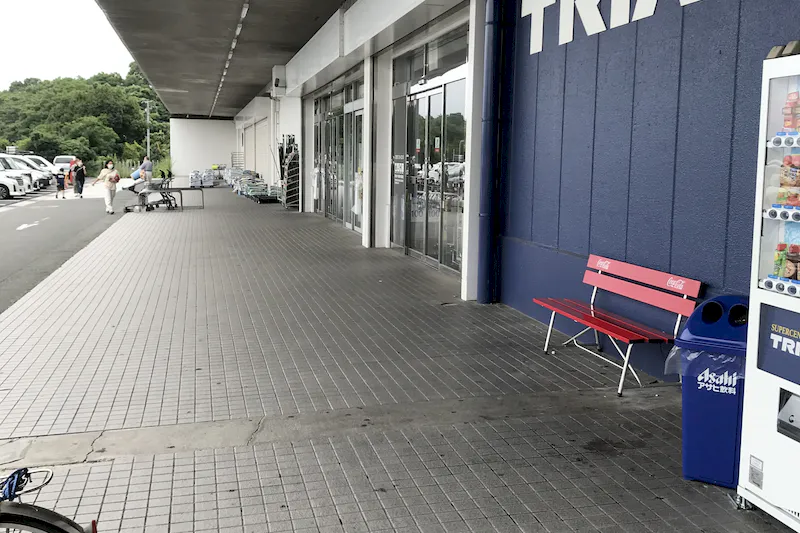 【スーパーセンタートライアル上三緒店】キッチンカー（調理営業）出店限定/屋外軒下スペース