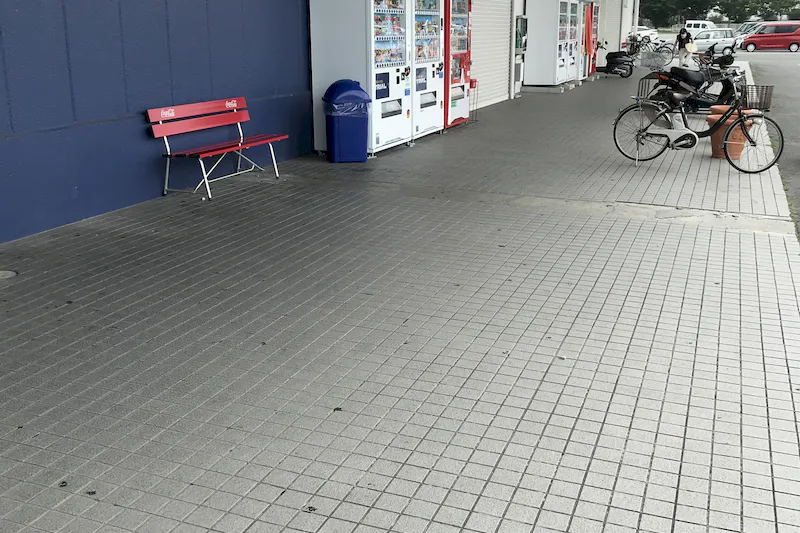 【スーパーセンタートライアル上三緒店】キッチンカー（調理営業）出店限定/屋外軒下スペース
