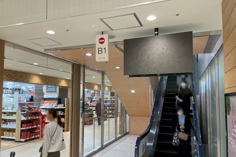 【光が丘IMA／光が丘駅直結】小規模ポップアップやプロモーションイベントに最適な駅直結ショッピングセンターの地下1階食品フロアにあるエスカレーター脇のイベントスペース
