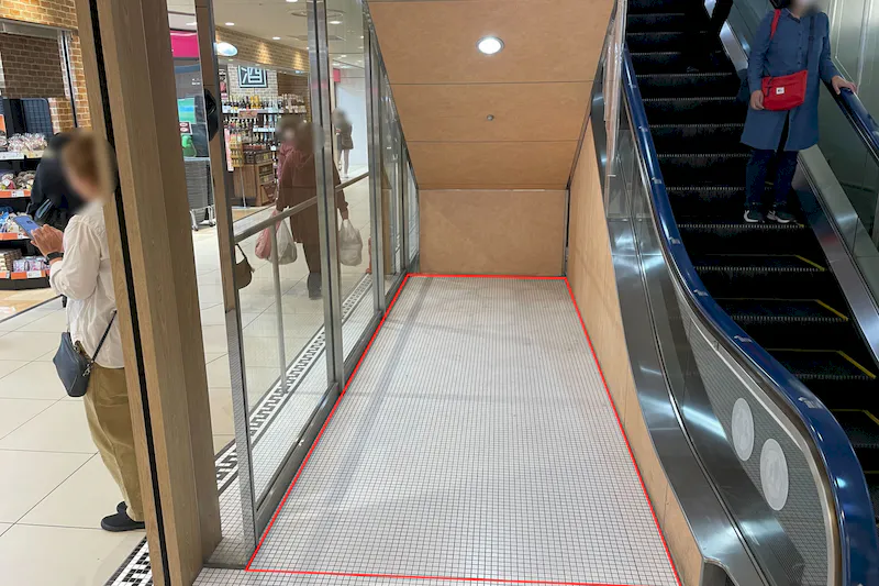 【光が丘IMA／光が丘駅直結】小規模ポップアップやプロモーションイベントに最適な駅直結ショッピングセンターの地下1階食品フロアにあるエスカレーター脇のイベントスペース