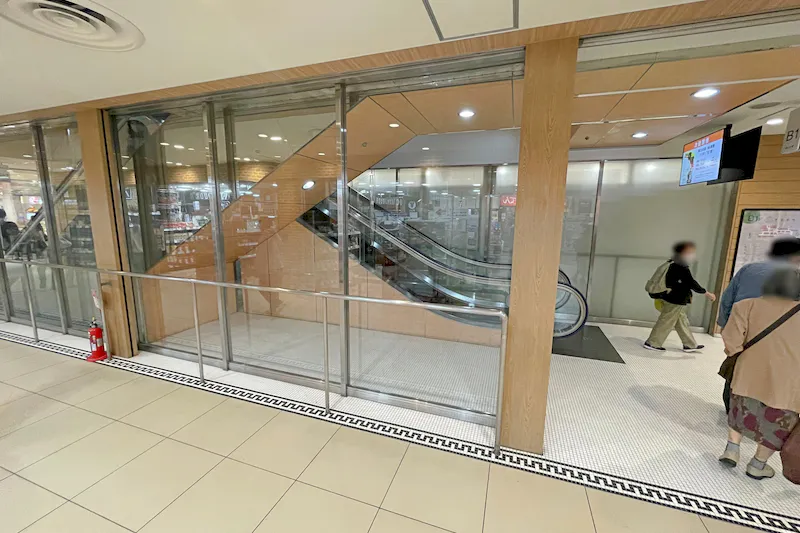【光が丘IMA／光が丘駅直結】小規模ポップアップやプロモーションイベントに最適な駅直結ショッピングセンターの地下1階食品フロアにあるエスカレーター脇のイベントスペース