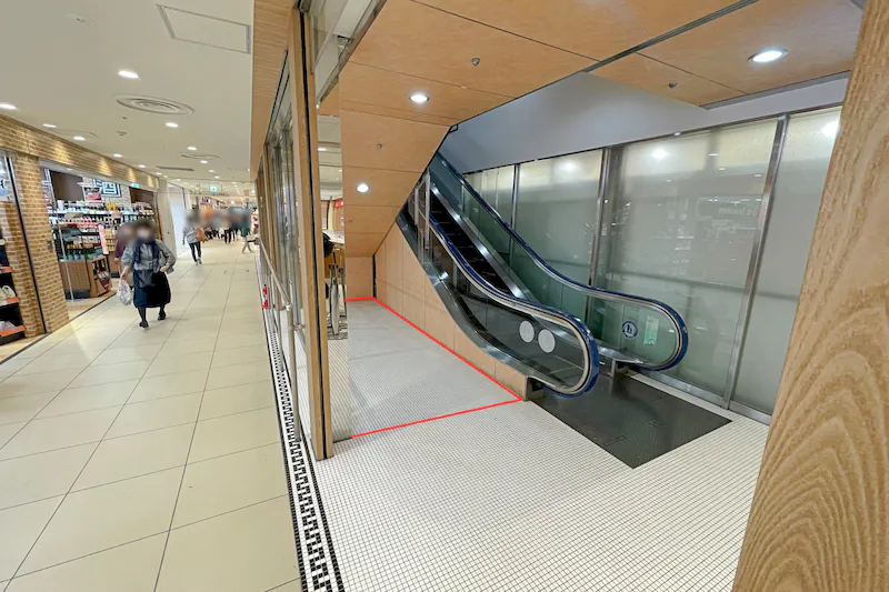 【光が丘IMA／光が丘駅直結】小規模ポップアップやプロモーションイベントに最適な駅直結ショッピングセンターの地下1階食品フロアにあるエスカレーター脇のイベントスペース