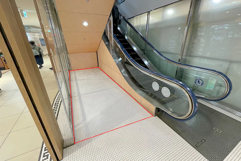 【光が丘IMA／光が丘駅直結】小規模ポップアップやプロモーションイベントに最適な駅直結ショッピングセンターの地下1階食品フロアにあるエスカレーター脇のイベントスペース