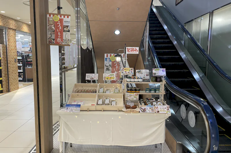 【光が丘IMA／光が丘駅直結】小規模ポップアップやプロモーションイベントに最適な駅直結ショッピングセンターの地下1階食品フロアにあるエスカレーター脇のイベントスペース